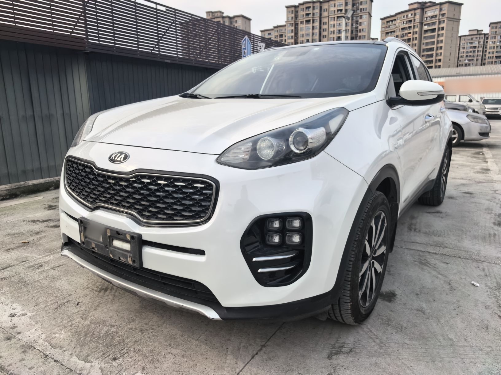 Под передней частью автомобиля