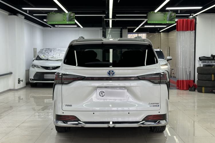 Used Toyota Sienna 2023 2.5L Hybrid Deluxe Edition