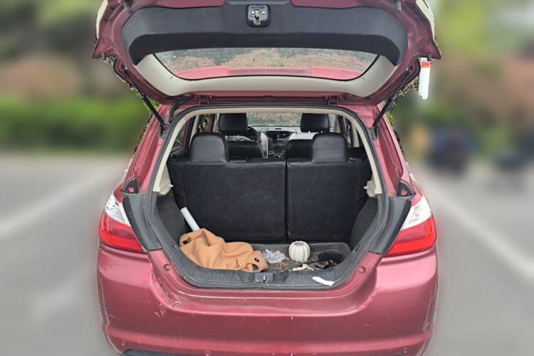 Used Venucia R50 2015 1.6L Manual Fashion Edition Trunk