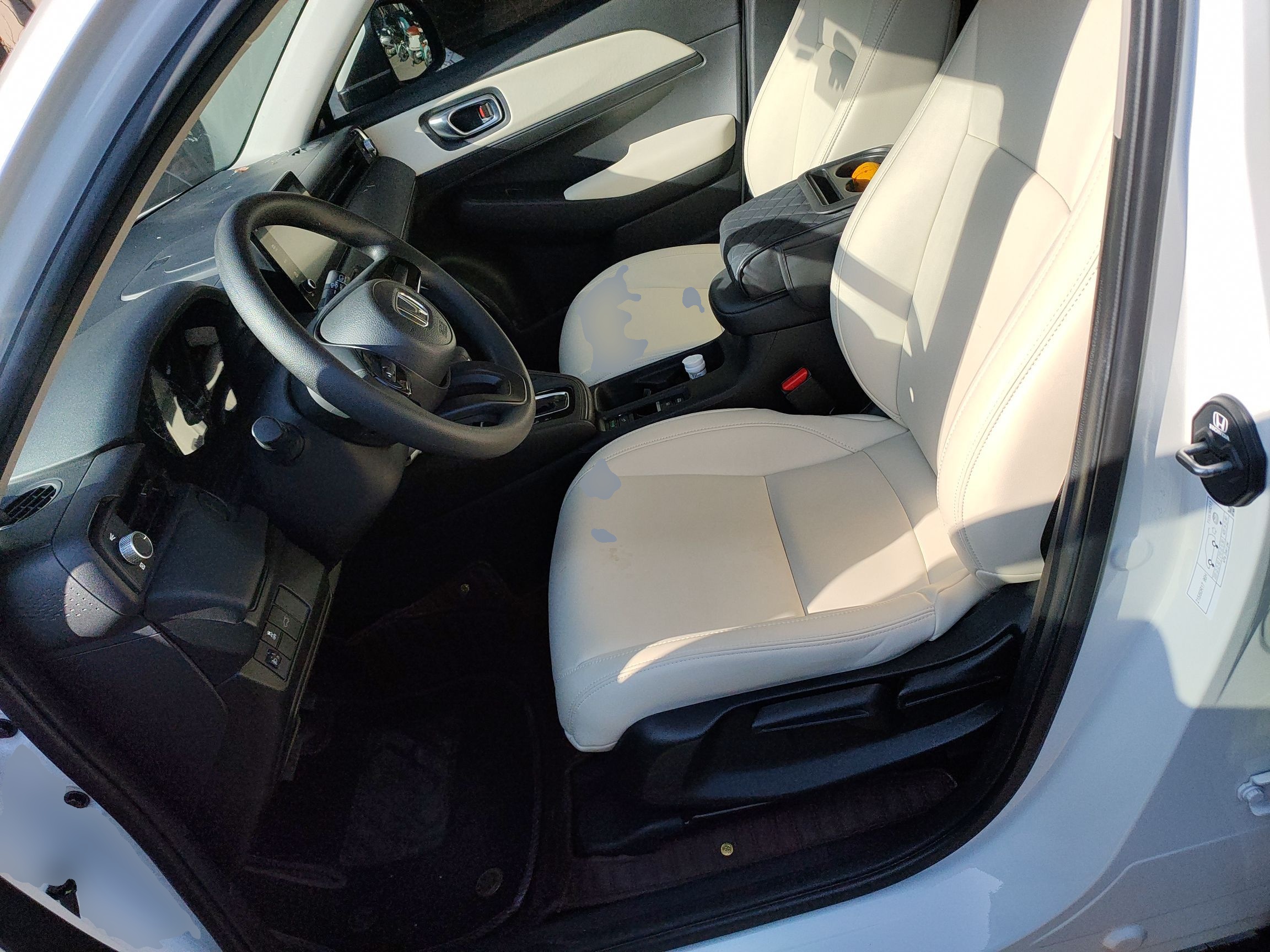 المقاعد الأمامية داخل السيارة