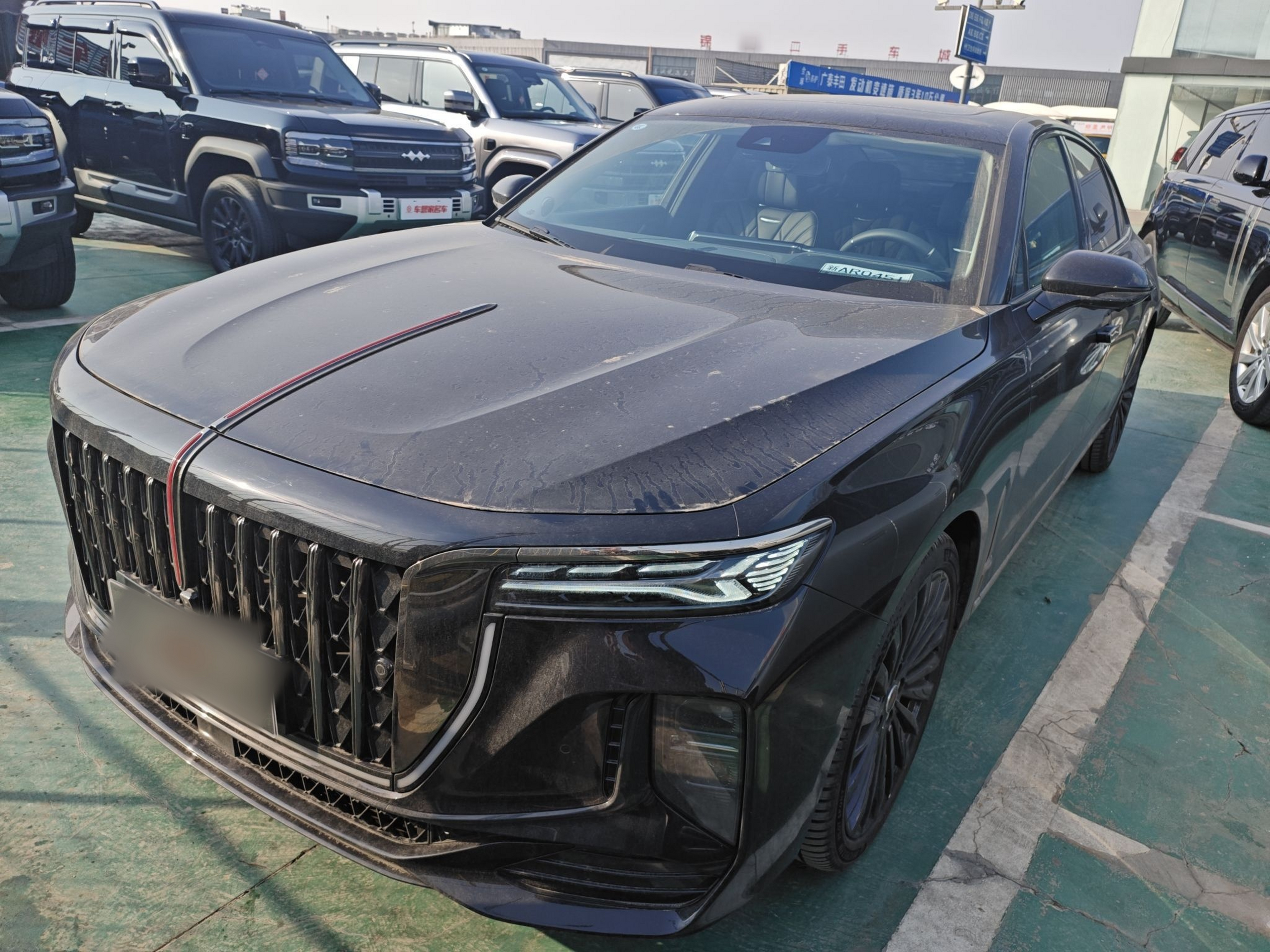 تحت مقدمة السيارة