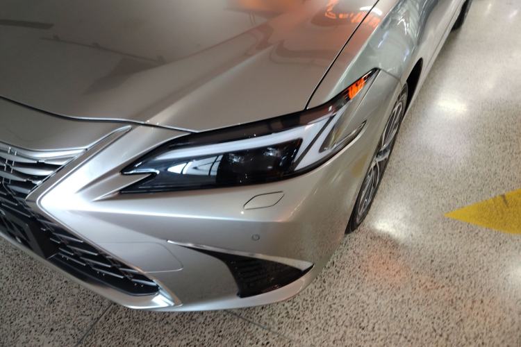Used Lexus ES 2025 300h Deluxe Edition
