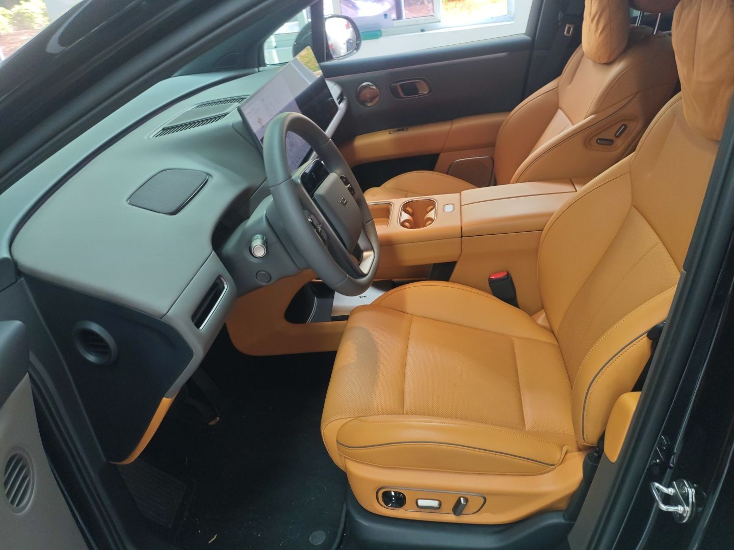 المقاعد الأمامية داخل السيارة