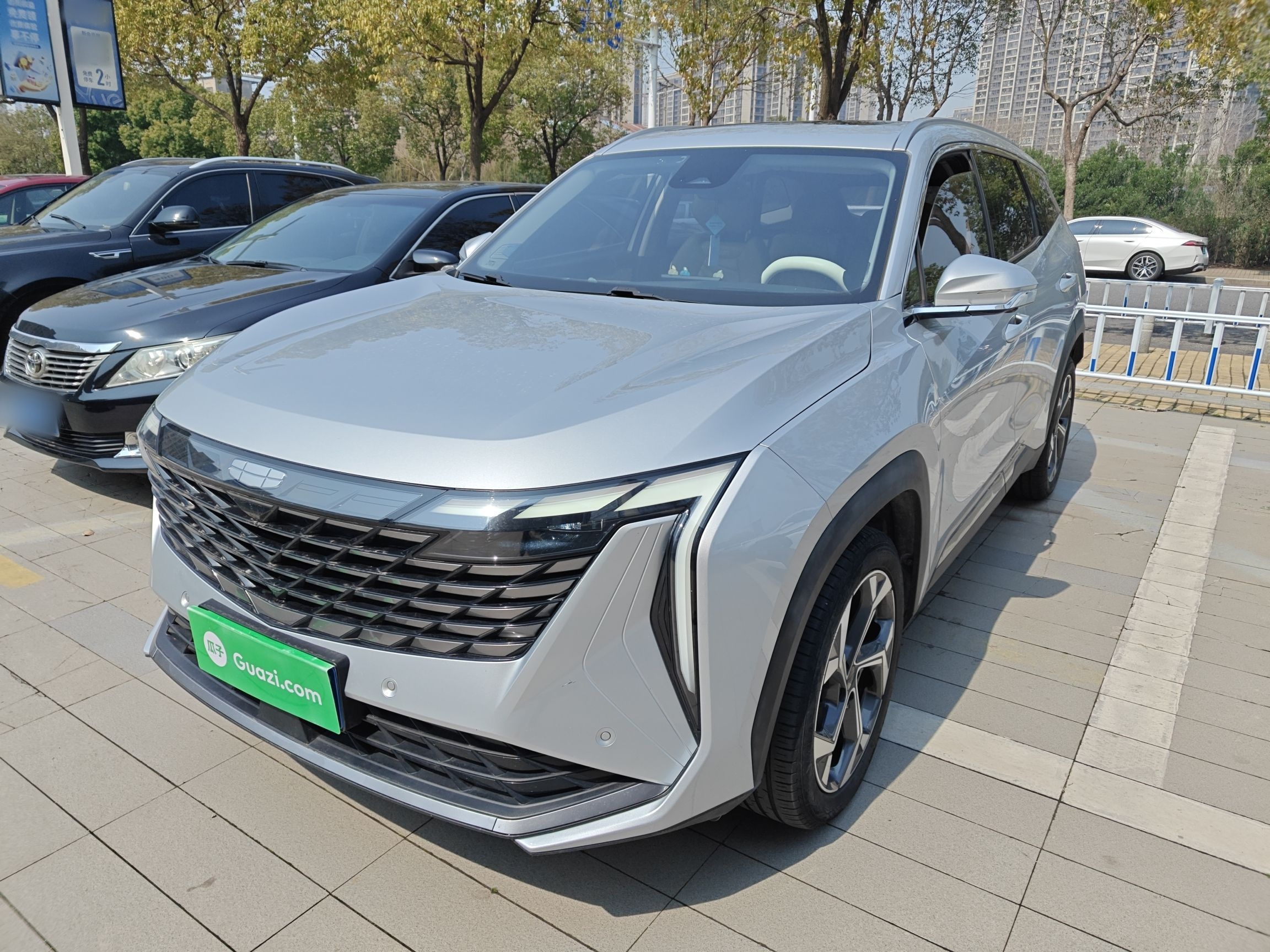 Под передней частью автомобиля