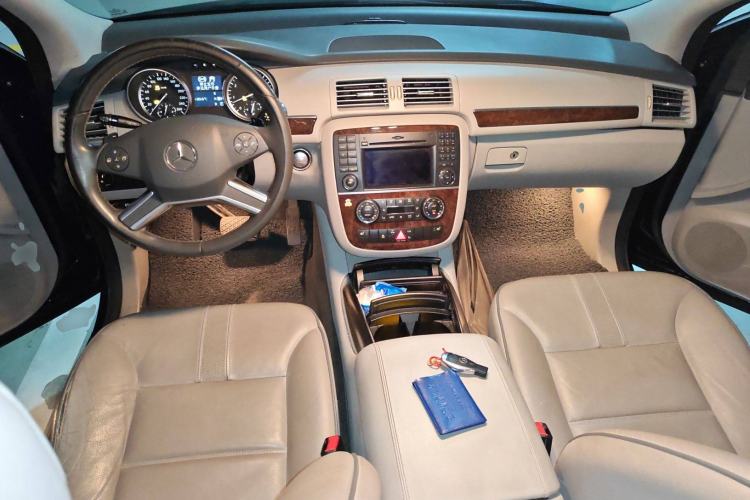 Used Mercedes-Benz R-Class 2010 R 350 L 4MATIC Center Console