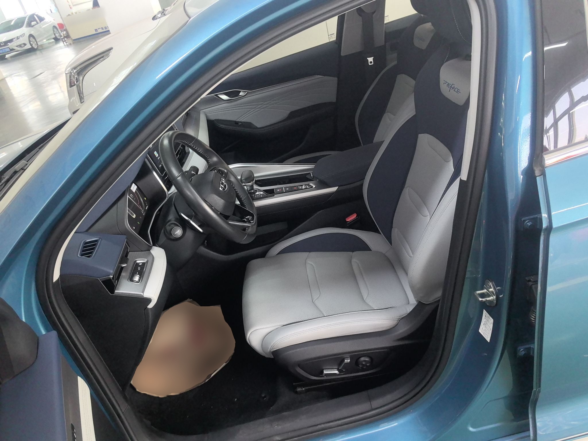 Переднее сиденье в автомобиле