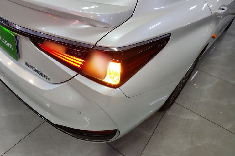 Used Lexus ES 2021 300h Excellence Edition
