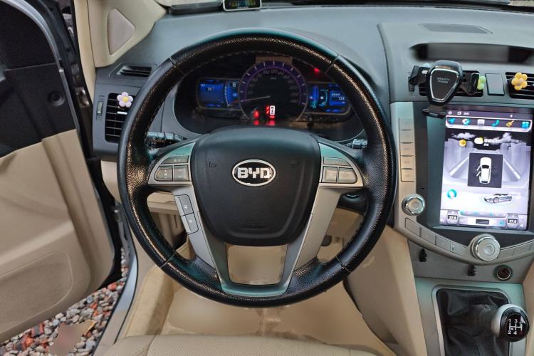 Used BYD S6 2014 2.0L Manual Luxury 5-Seater Steering Wheel