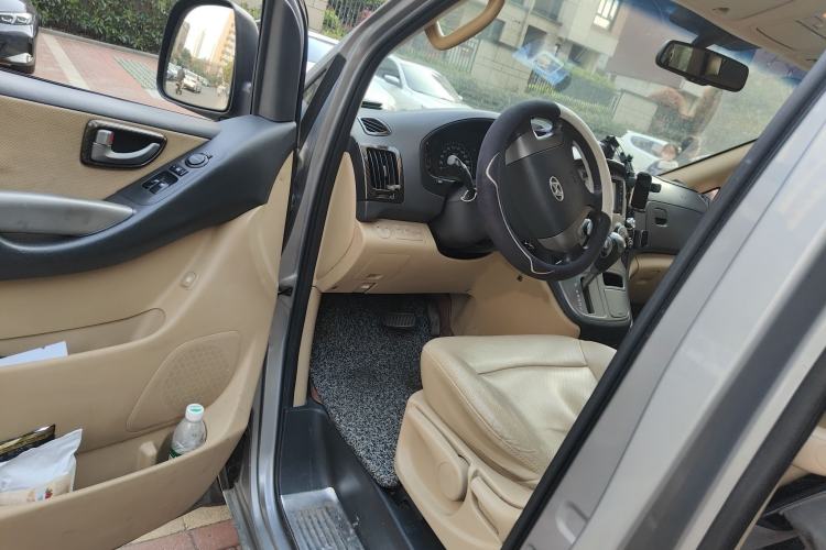 Used Hyundai H-1 Starex 2011 2.4L Luxury Edition Interior 3