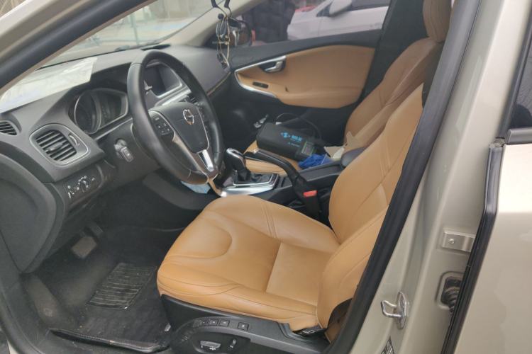 Used Volvo V40 2017 T3 Zhiyi Edition
