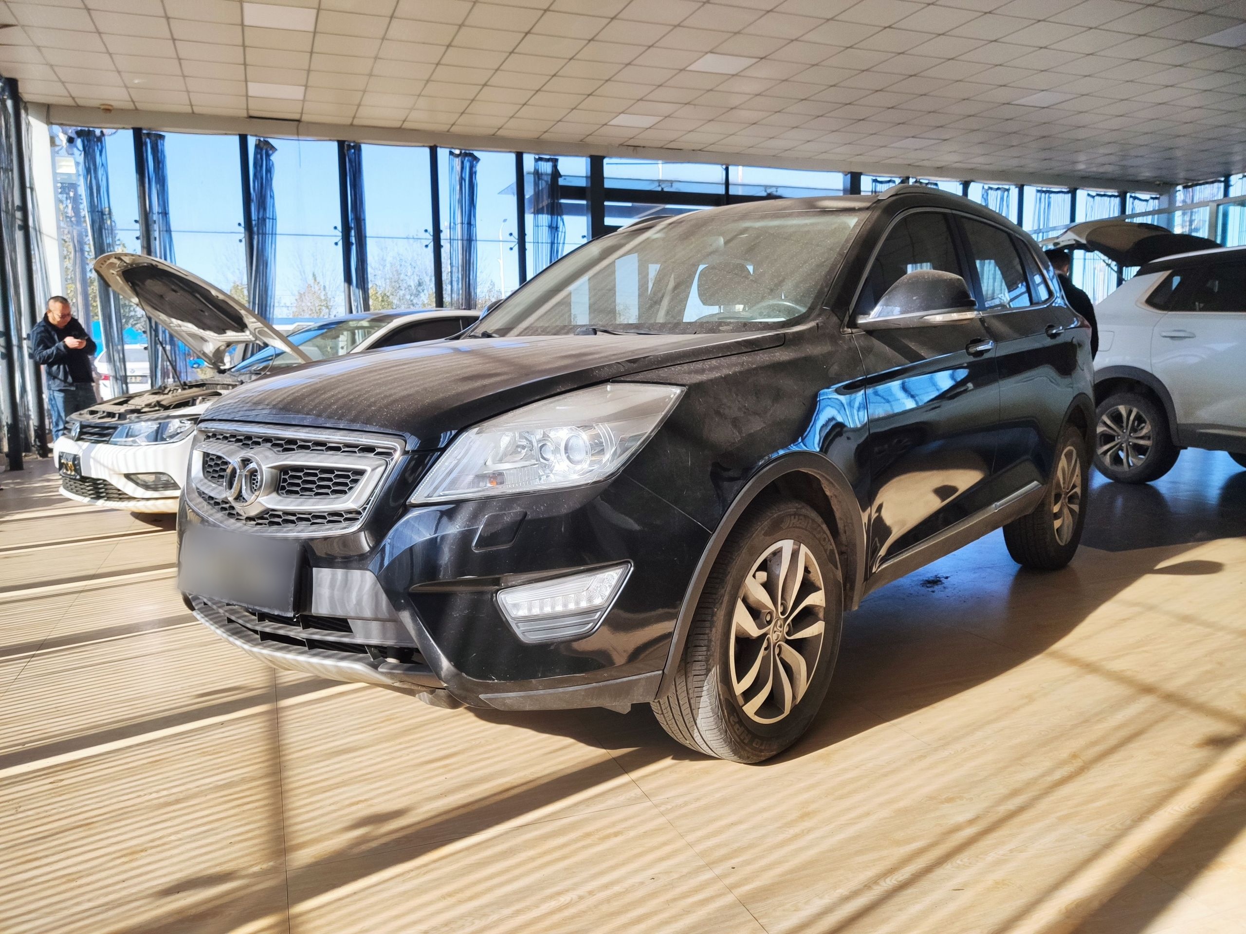 Под передней частью автомобиля