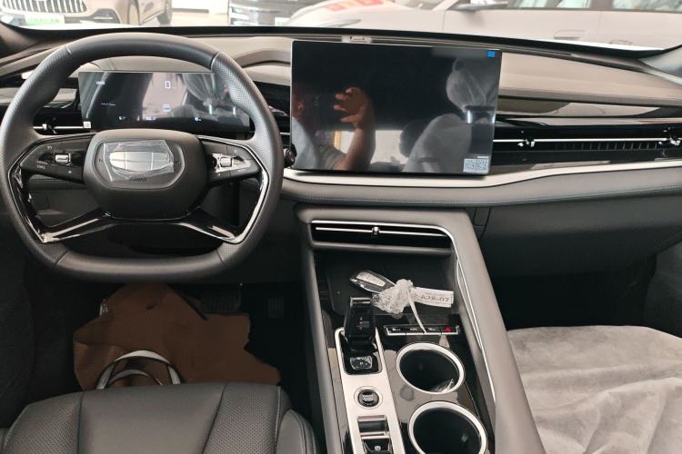 Used Geely Auto Emgrand X7 Sport 2026 Model 1.5TD Aspirational Center Console