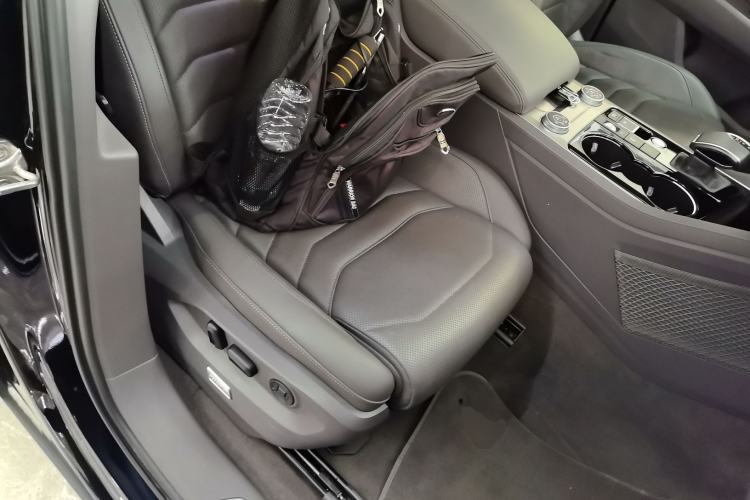 Used Volkswagen Touareg 2021 3.0 TSI Luxury Edition Black Diamond Sport Package Right Front Seat