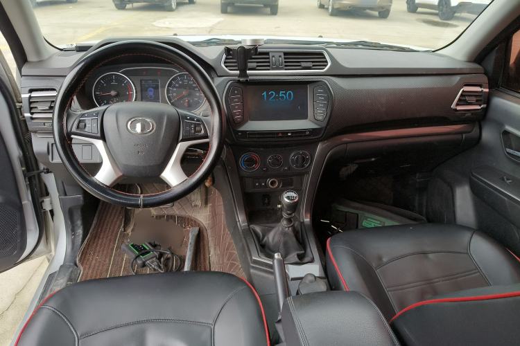 Used Great Wall Wingle 5 2017 2.0T European Version Diesel Two-Wheel Drive Elite Plus Big Double-Cab GW4D20D Center Console