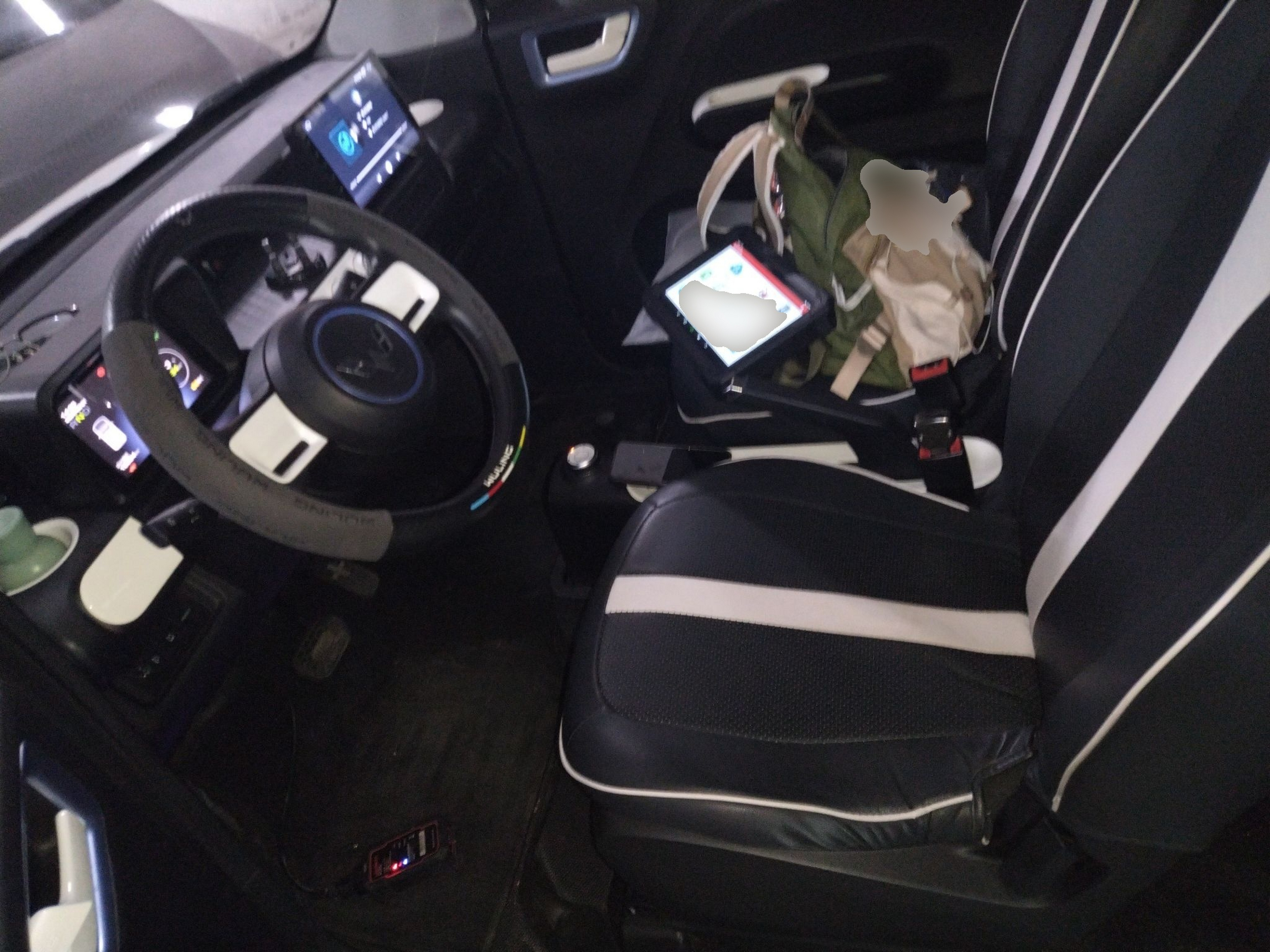 المقاعد الأمامية داخل السيارة