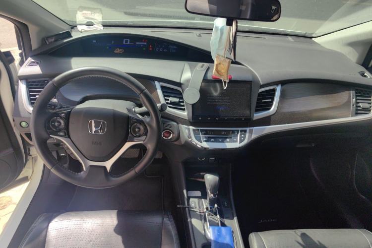 Used Honda Jade 2016 1.8L CVT Luxury Prestige Edition 5-seater Center Console