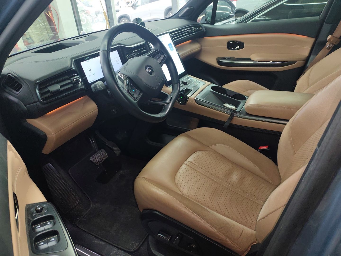 المقاعد الأمامية داخل السيارة