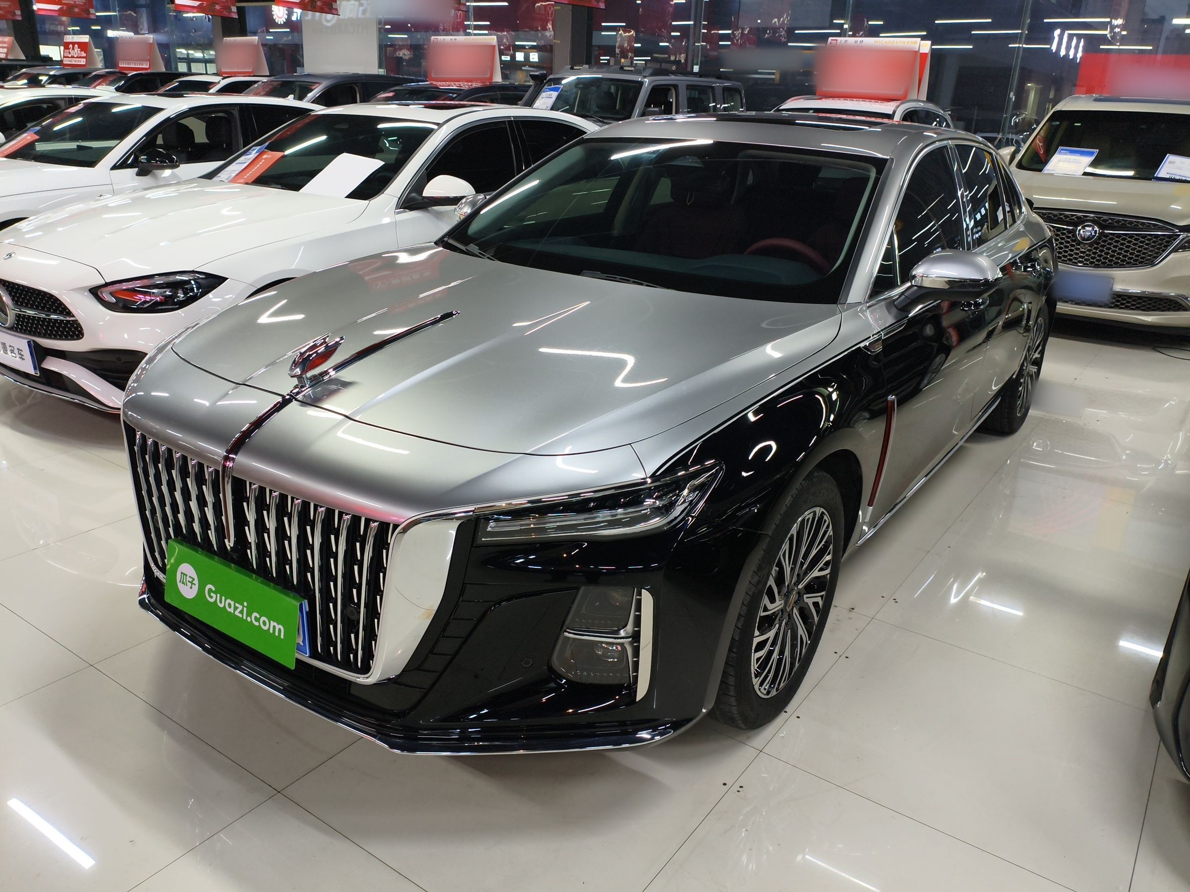 تحت مقدمة السيارة