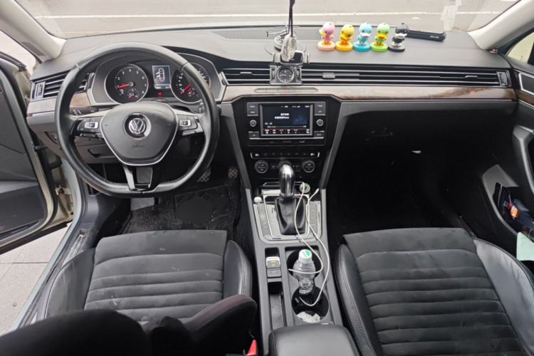 Used Volkswagen Magotan 2018 330TSI DSG Luxury Model Center Console