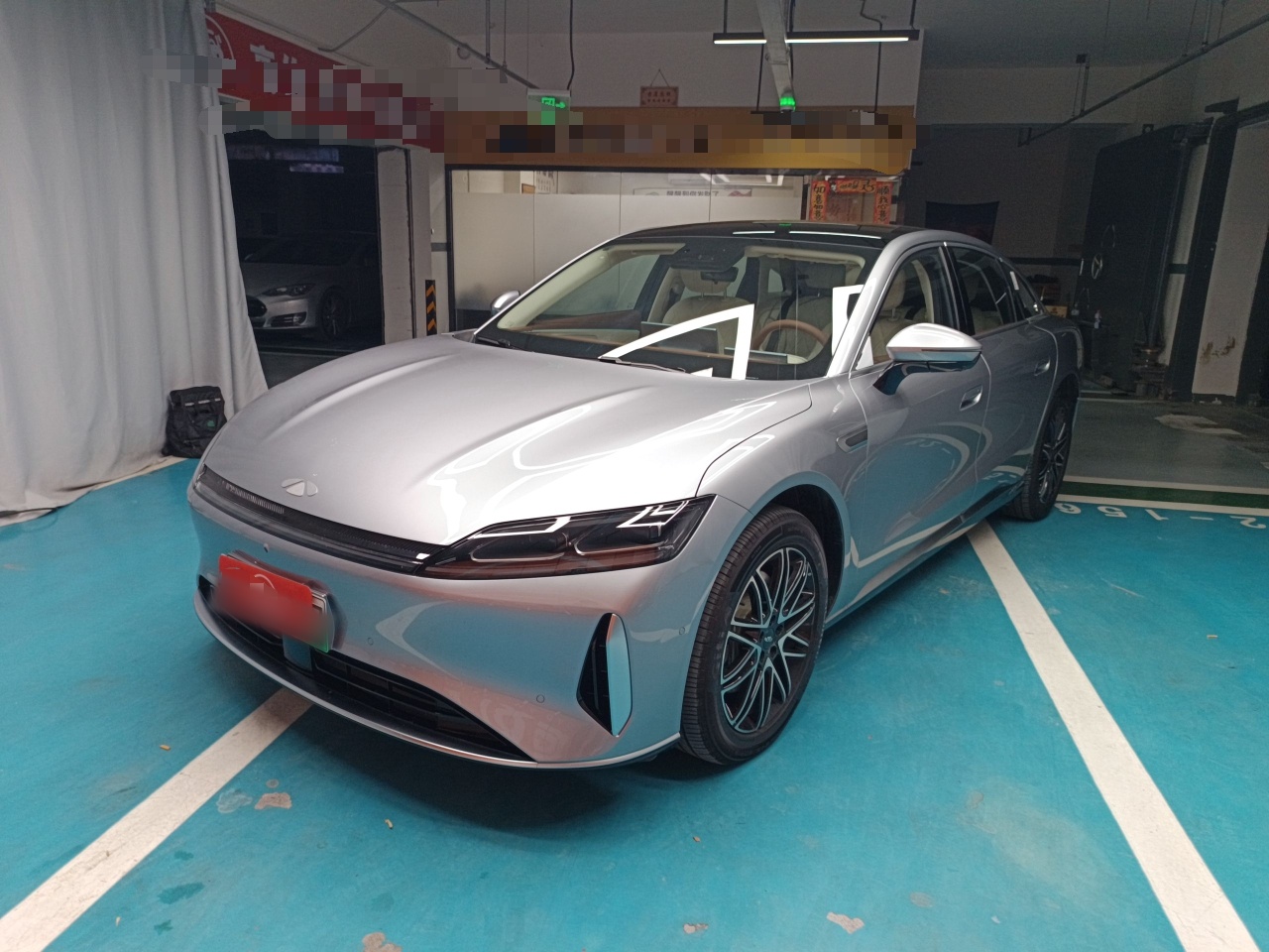 تحت مقدمة السيارة