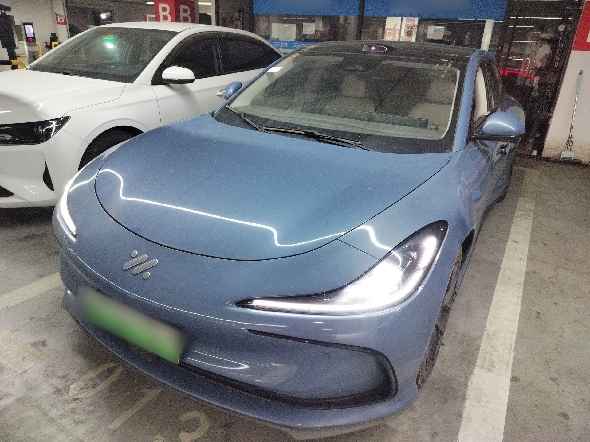 تحت مقدمة السيارة