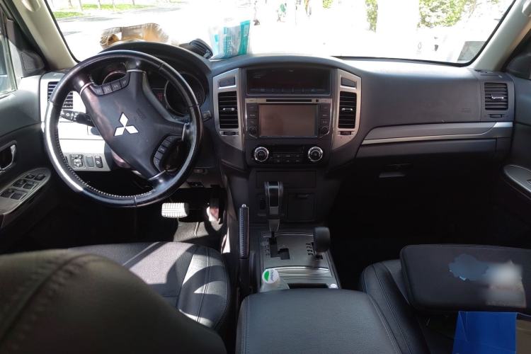 Used Mitsubishi Pajero 2016 3.0L Automatic Luxury Version China V Standard Center Console