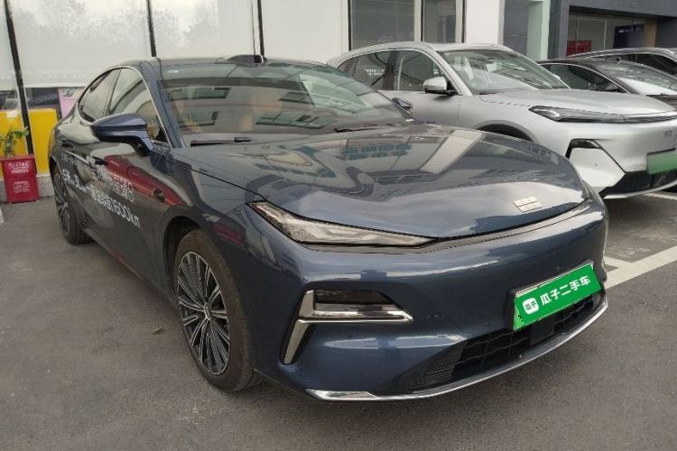 Used Geely Galaxy 8 2025 130km EM-P Starship Edition Front Right 45 Deg