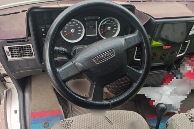 Used Iveco Daily 2021 2.5T V35 2-3 Seater Short Wheelbase Mid-Roof Design Dual Tires Manual Doors
