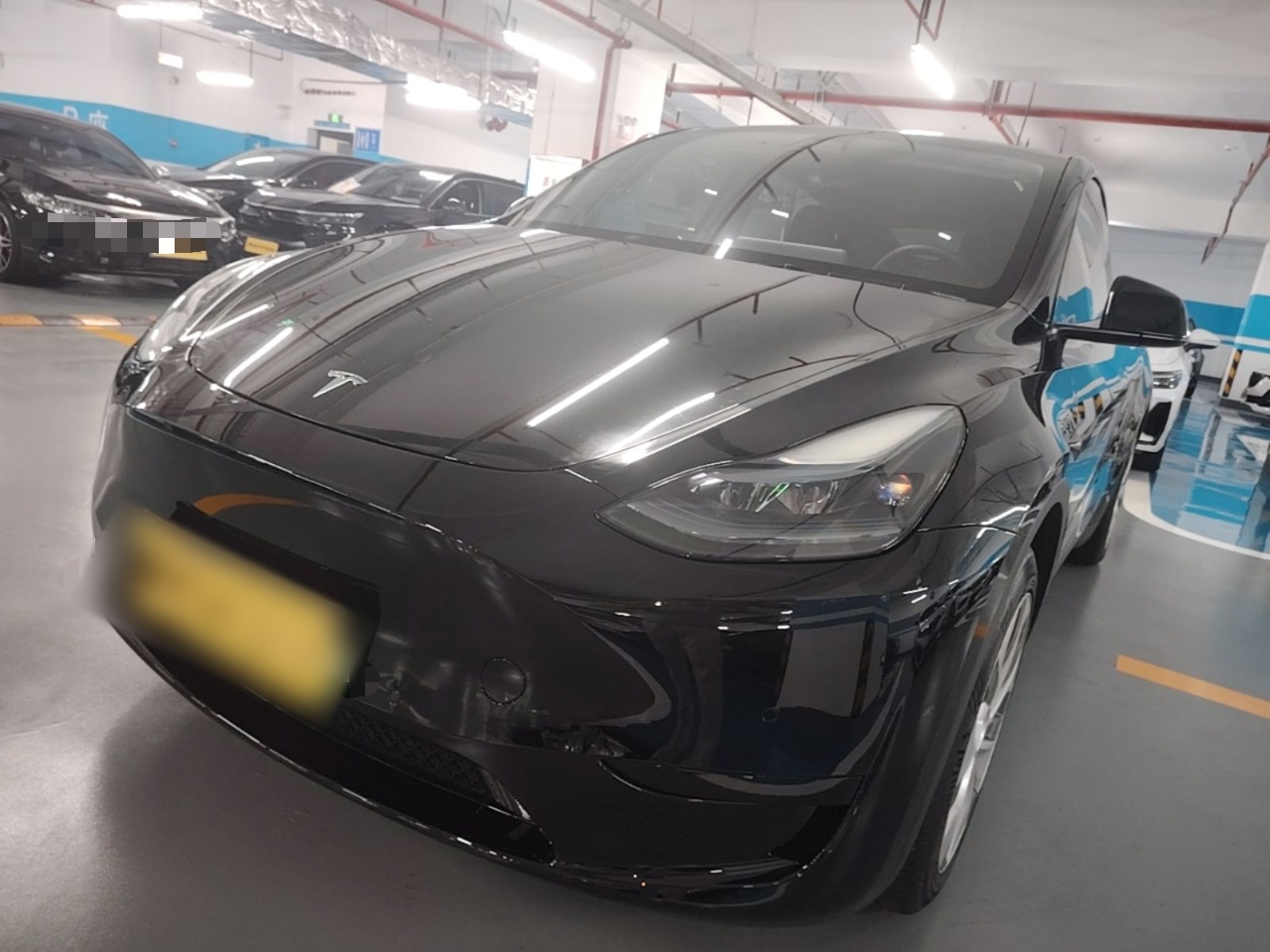 Под передней частью автомобиля