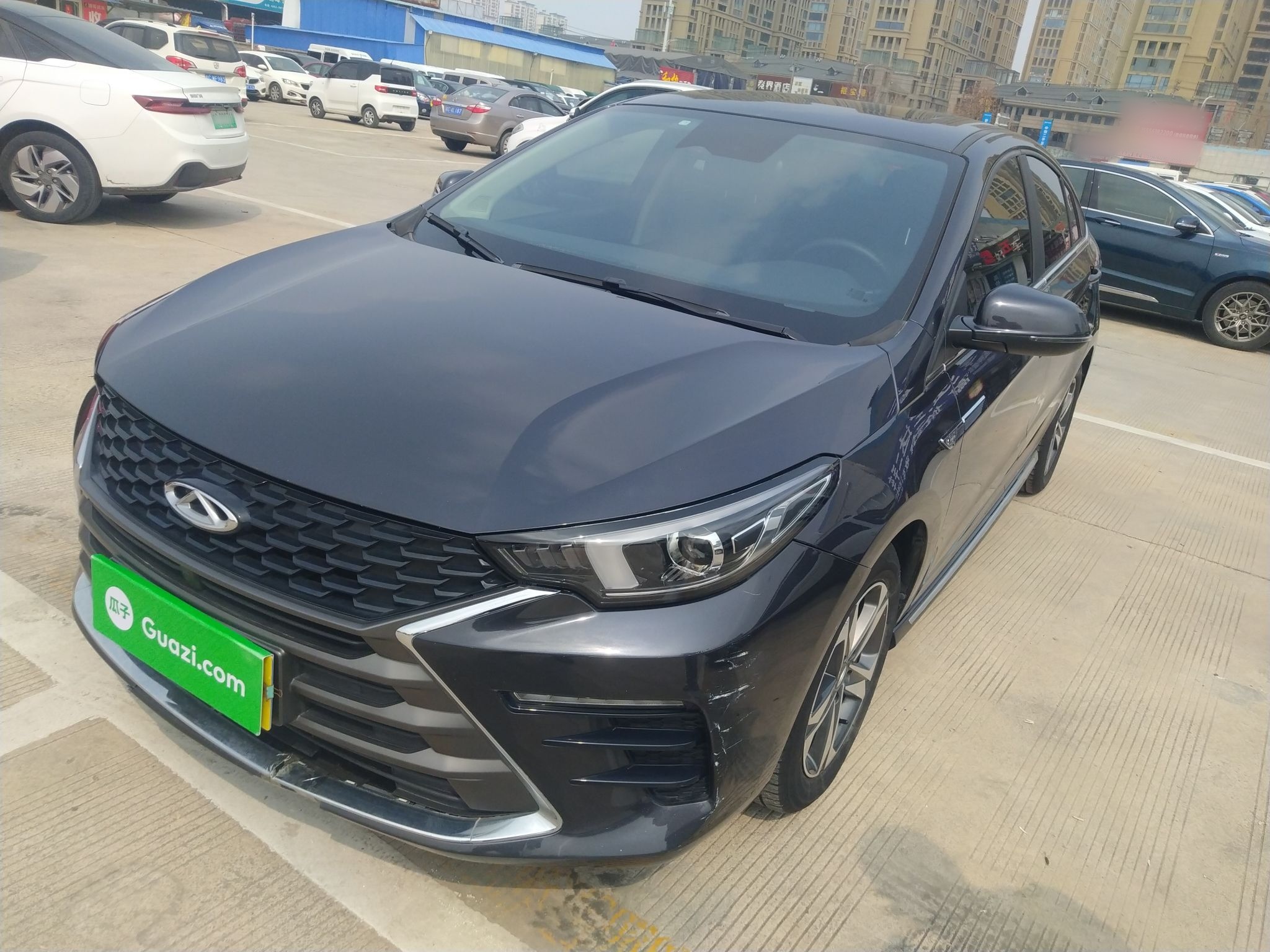 Под передней частью автомобиля