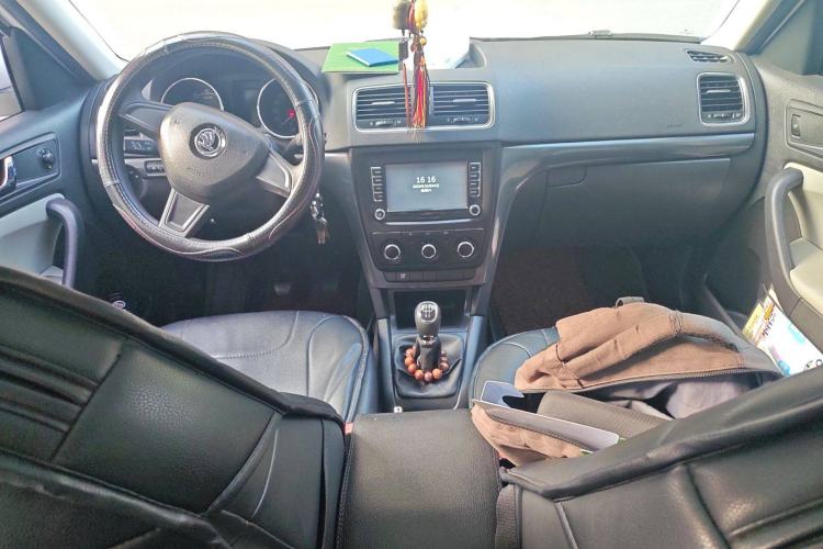 Used Skoda Yeti 2016 1.6L Manual Front-Wheel-Drive Version Center Console