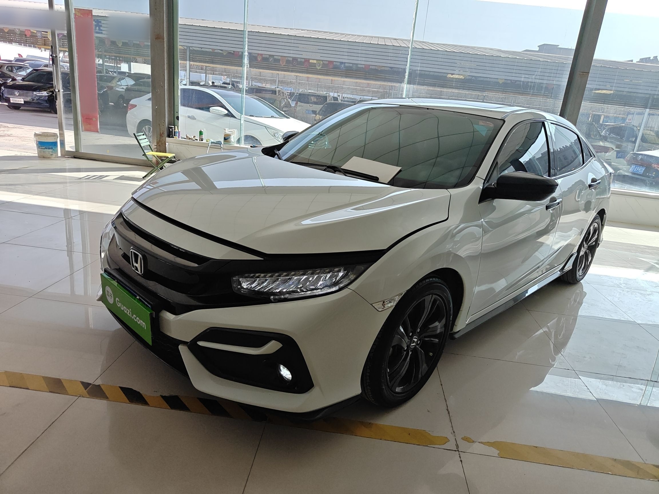 Под передней частью автомобиля