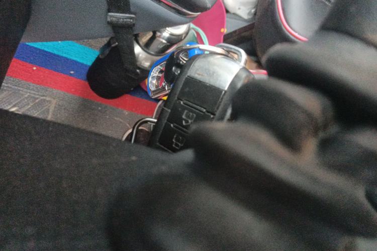 Used Dongfeng Yufeng Yufeng 2021 2.0T Power King Front-Drive Logistics Vehicle Long Wheelbase Mid-Roof Design 6–9 Seats China VI Emission Standard ZD20
