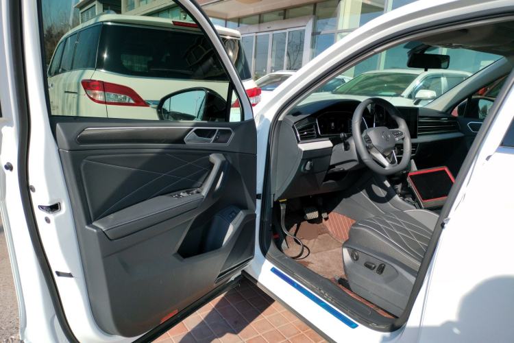 Used Volkswagen Tiguan L 2024 300TSI Automatic Two-Wheel Drive Smart Edition
