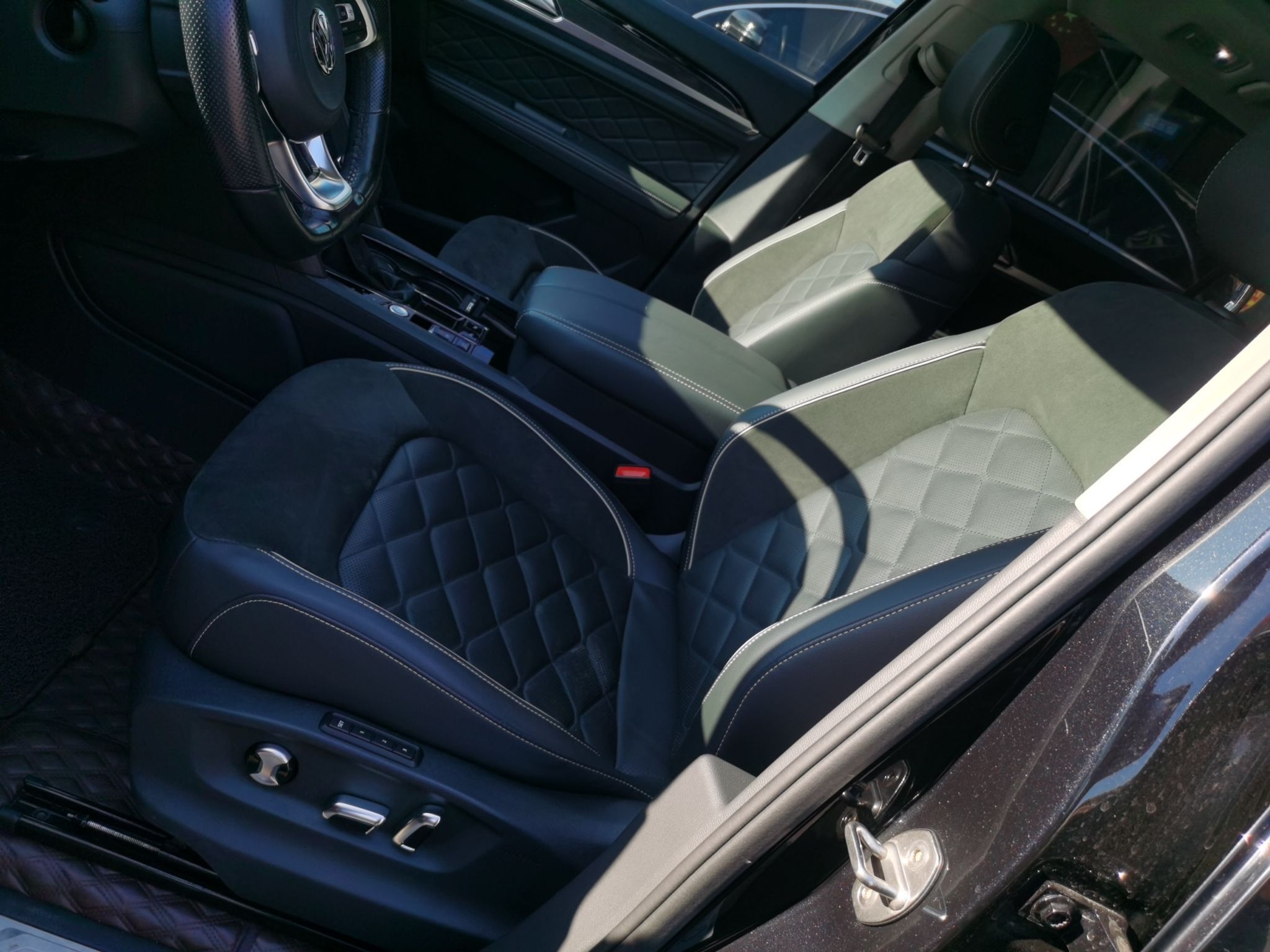 Переднее сиденье в автомобиле