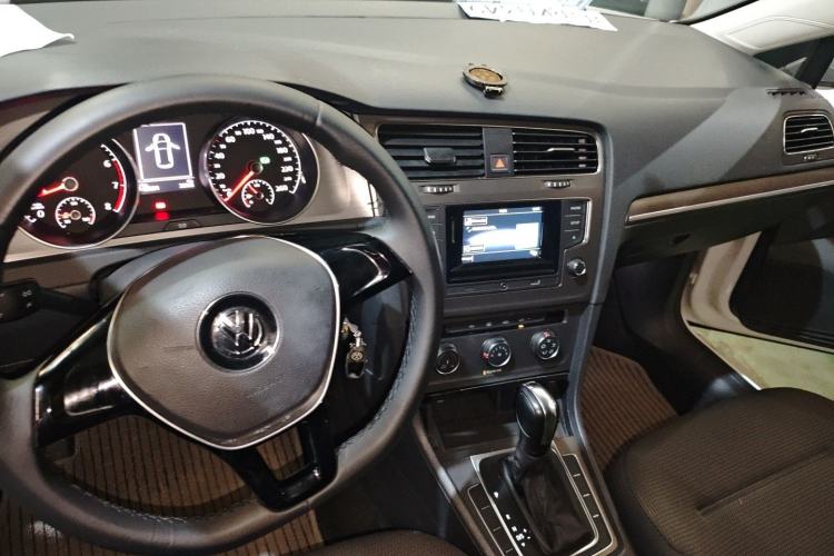 Used Volkswagen Golf 2016 1.6L Automatic Comfort Model Center Console