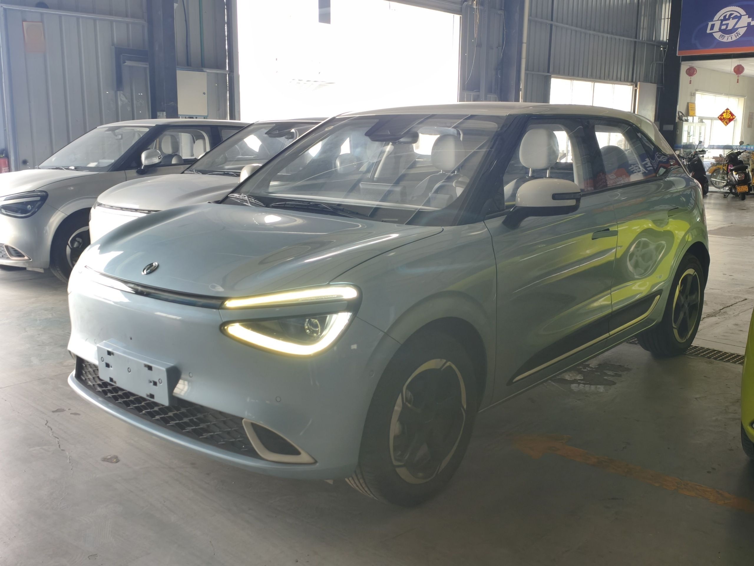 Под передней частью автомобиля