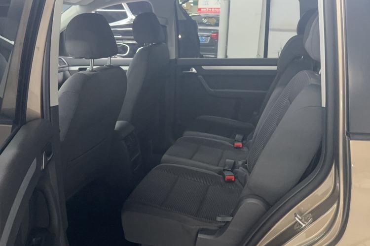 Used Volkswagen Touran 2015 1.4T Manual Fashion Edition 5-Seater Interior 3