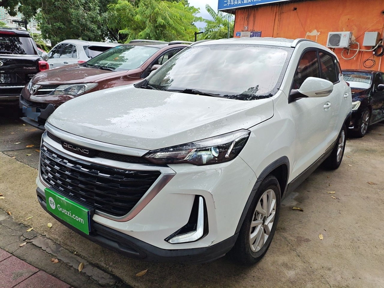 تحت مقدمة السيارة