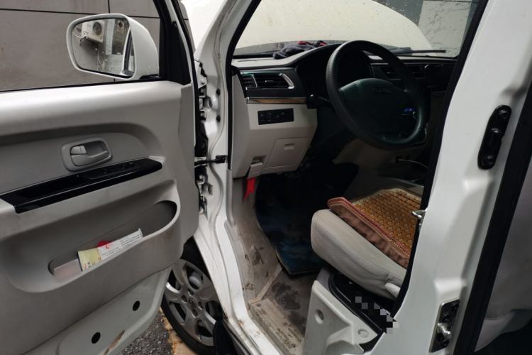 Used Jinbei New Hiace X30L CNG 2023 70L CNG Wealth Edition Coach 6/7-Seater Central Air-Conditioned Version SWCC15M