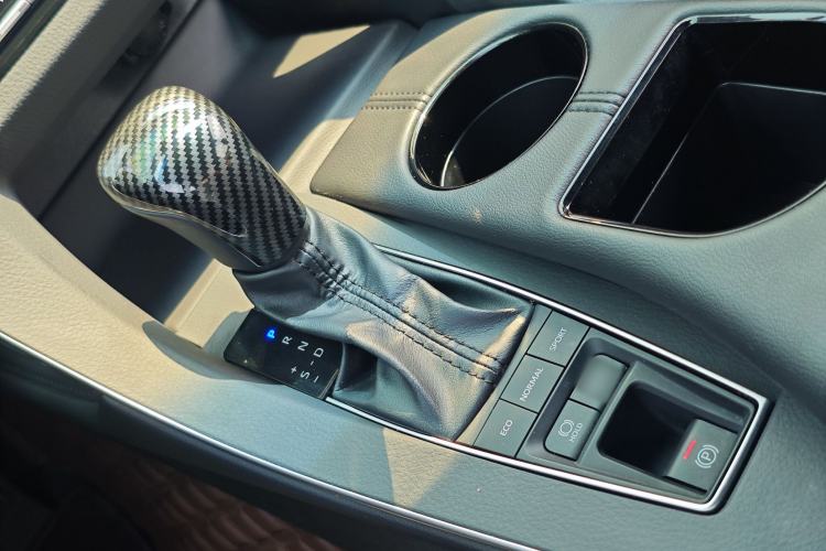 Used Toyota Avalon 2019 Dual-Engine 2.5L Luxury Edition China VI Standard Interior 4