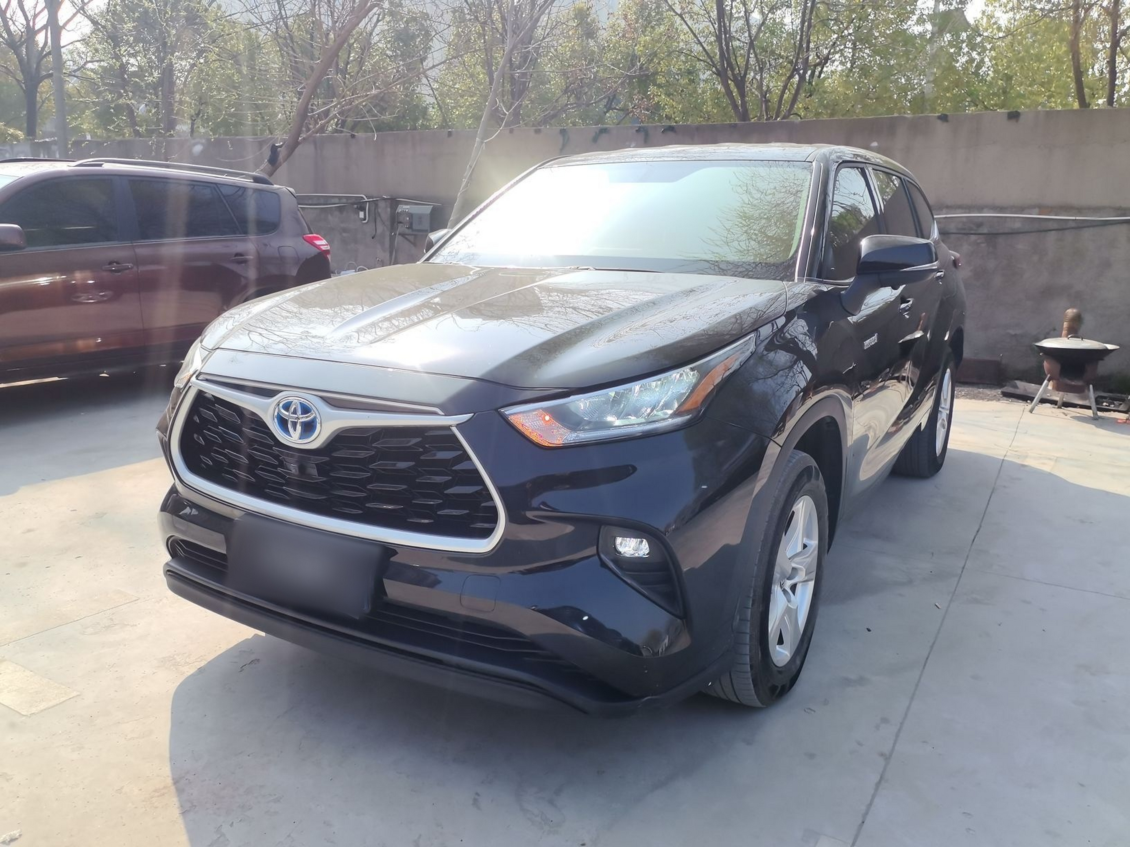 Под передней частью автомобиля