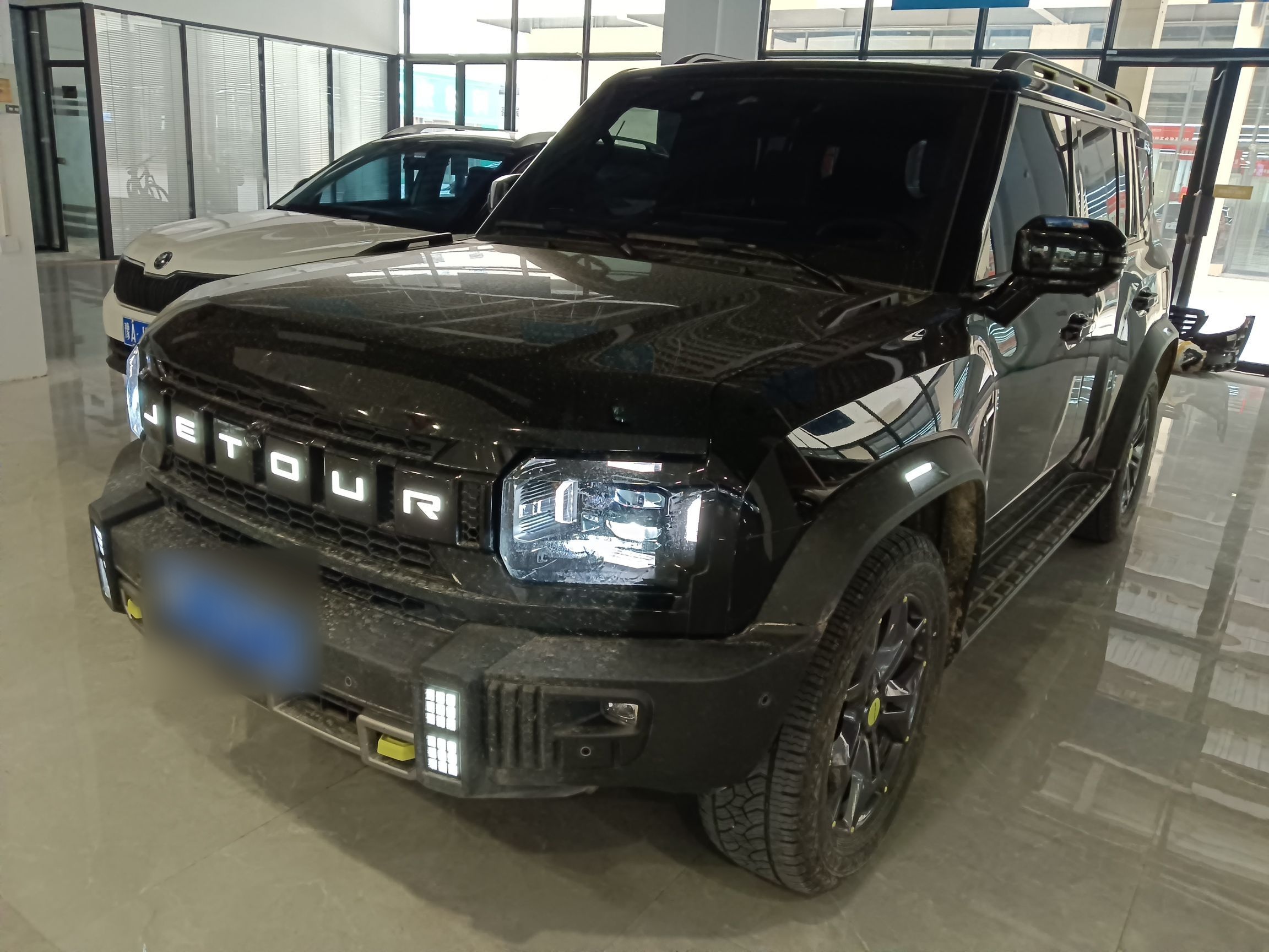 تحت مقدمة السيارة