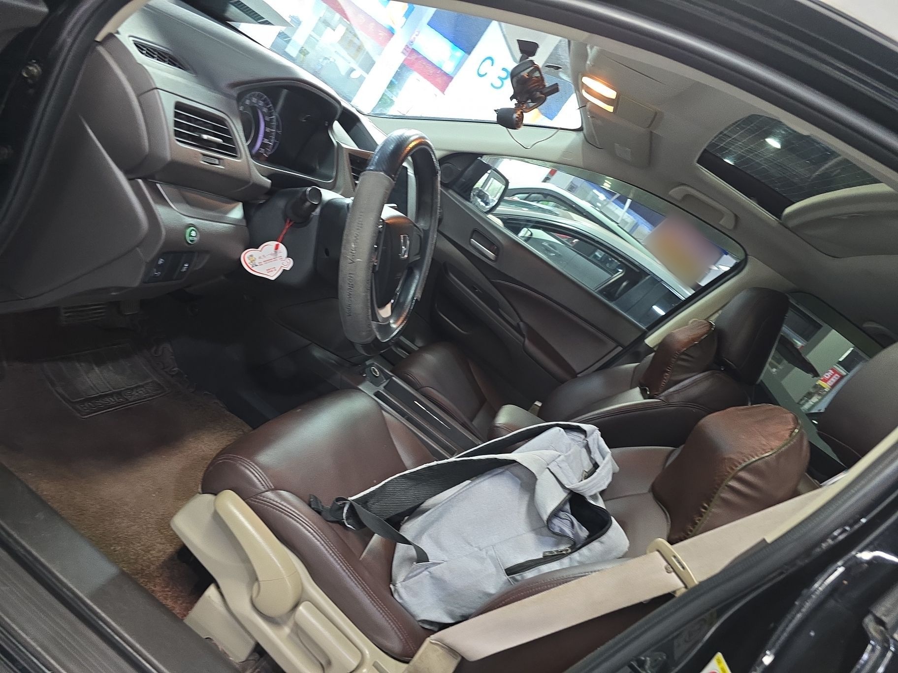 Переднее сиденье в автомобиле