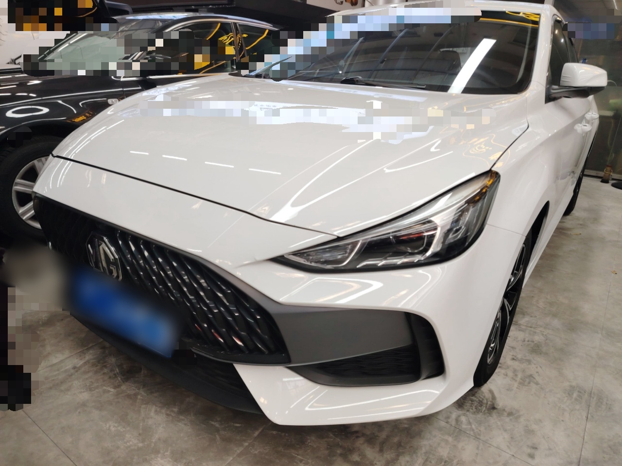 Под передней частью автомобиля