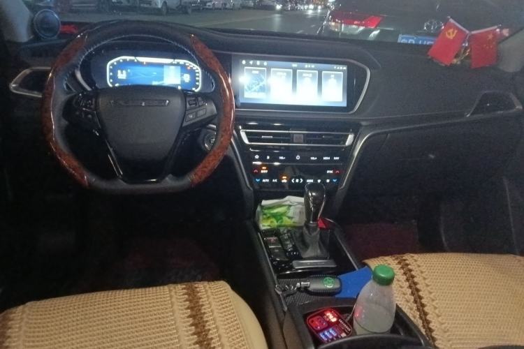 Used Venucia T90 2020 2.0L CVT Smart Connect & Smooth Drive Edition Center Console