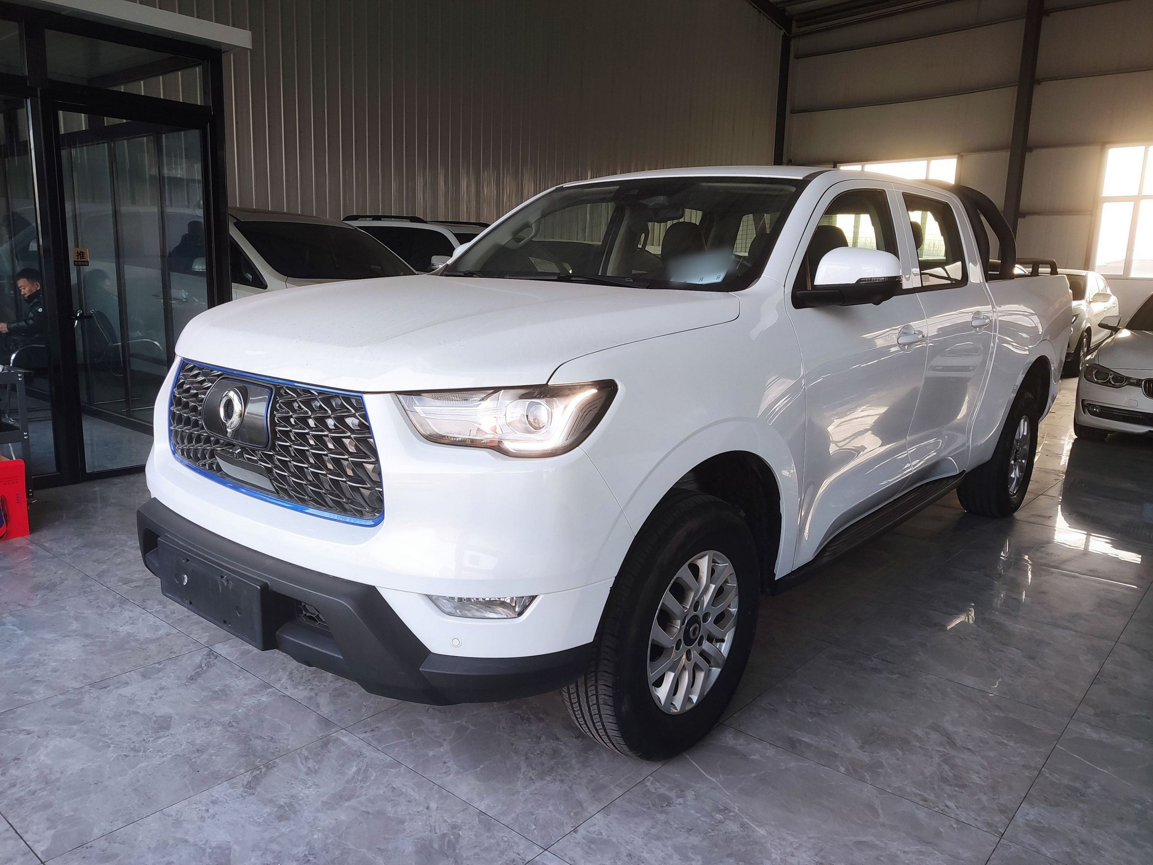 تحت مقدمة السيارة