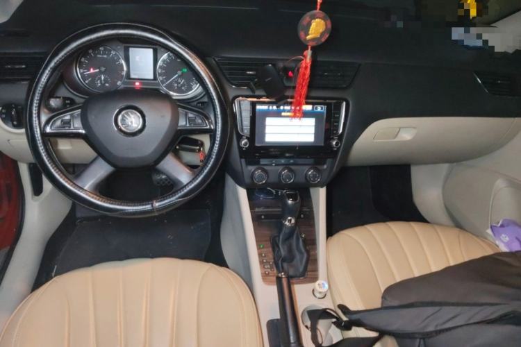 Used Skoda Octavia 2015 1.6L Automatic Yijun Edition Center Console