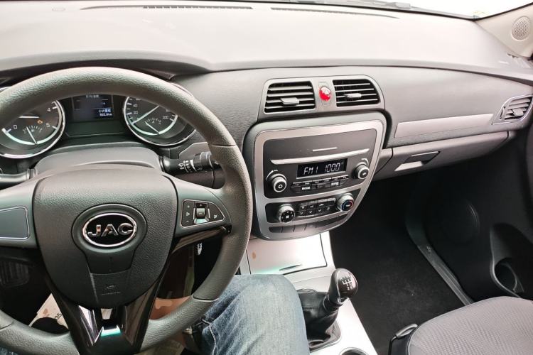 Used JAC Group T6 2022 2.0T Diesel Two-Wheel Drive Engineering Version with Long Wheelbase Center Console