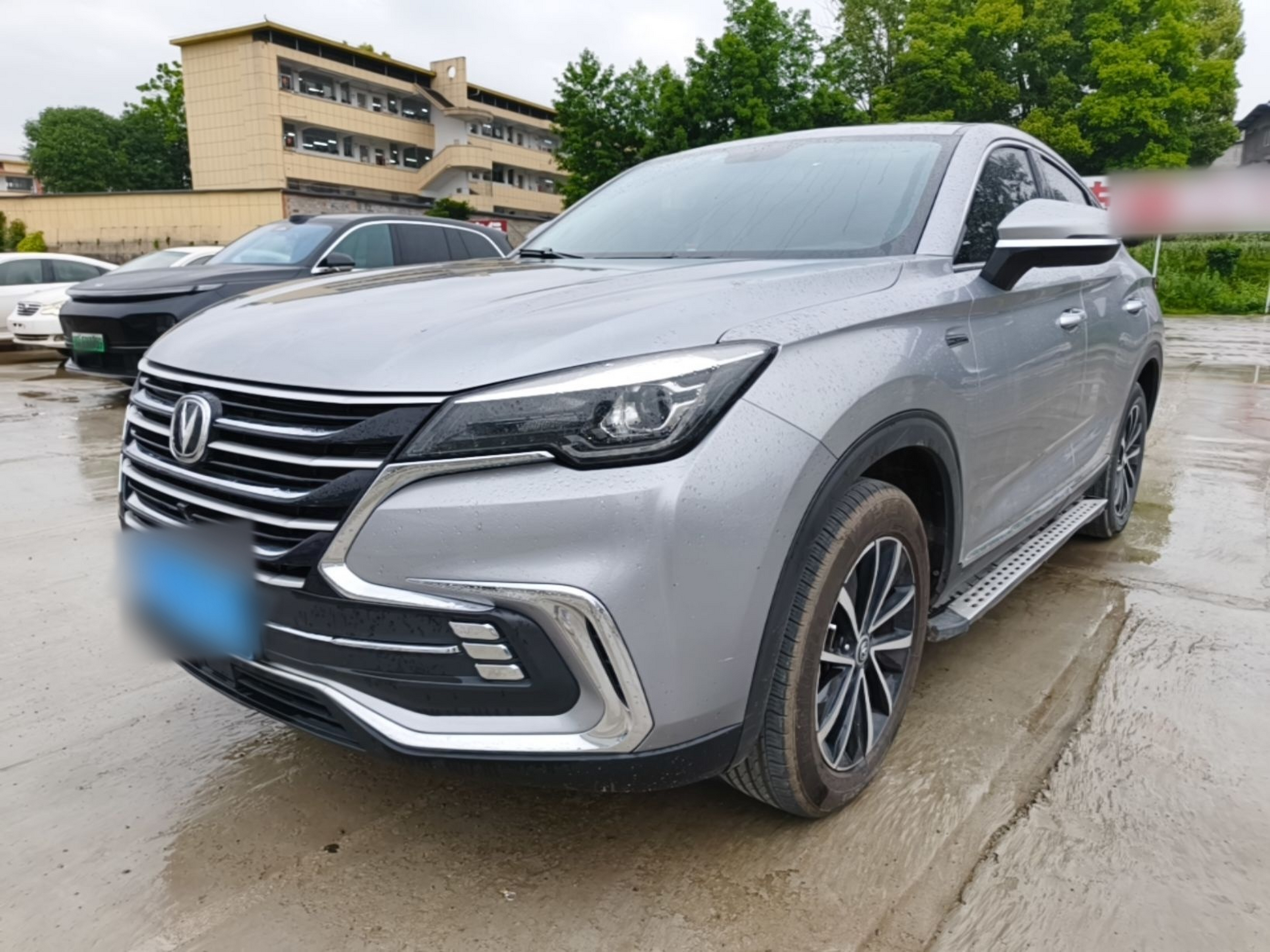 Под передней частью автомобиля